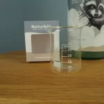 Das Naturbär Becherglas ist eine praktische Dosierhilfe für Flüssigwaschmittel